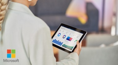 mujer viendo su ipad